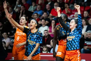 Jugadoras de Valencia Basket celebrando un punto en un partido de EuroLeague Women