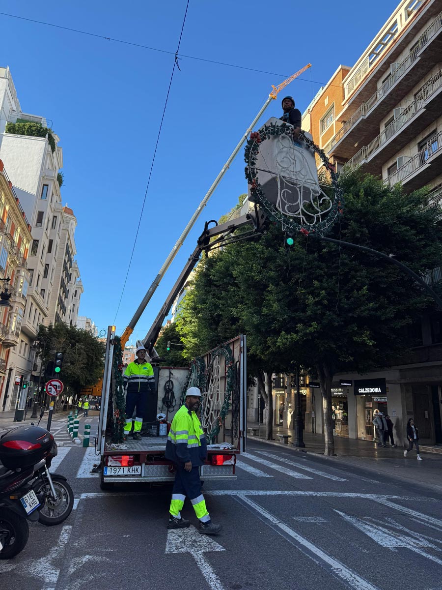 Trabajadores instalando decoraciones navideñas en Valencia