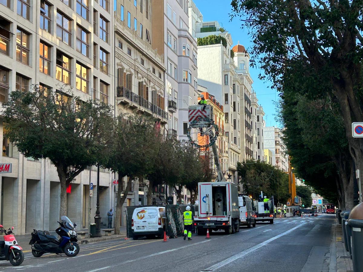 Preparativos para el encendido de luces navideñas en Valencia