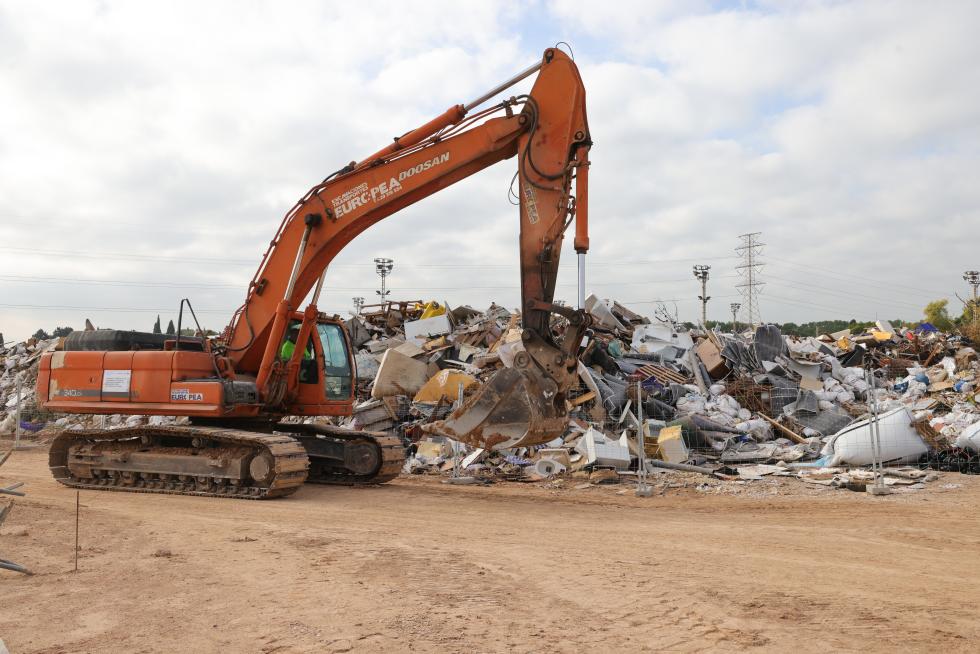 Excavadora trabajando en la retirada de escombros en Paiporta