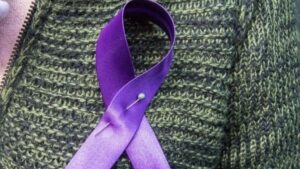 Lazo morado en una prenda, símbolo de la lucha contra la violencia de género