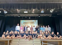 Grupo de jóvenes en el acto del 25N en Rafelbunyol