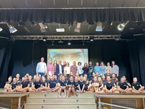 Grupo de jóvenes en el acto del 25N en Rafelbunyol