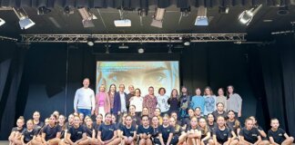 Grupo de jóvenes en el acto del 25N en Rafelbunyol