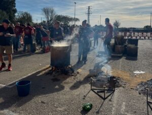 Personas cocinando en la Festa d'Hivern en Foios