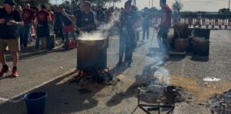Personas cocinando en la Festa d'Hivern en Foios