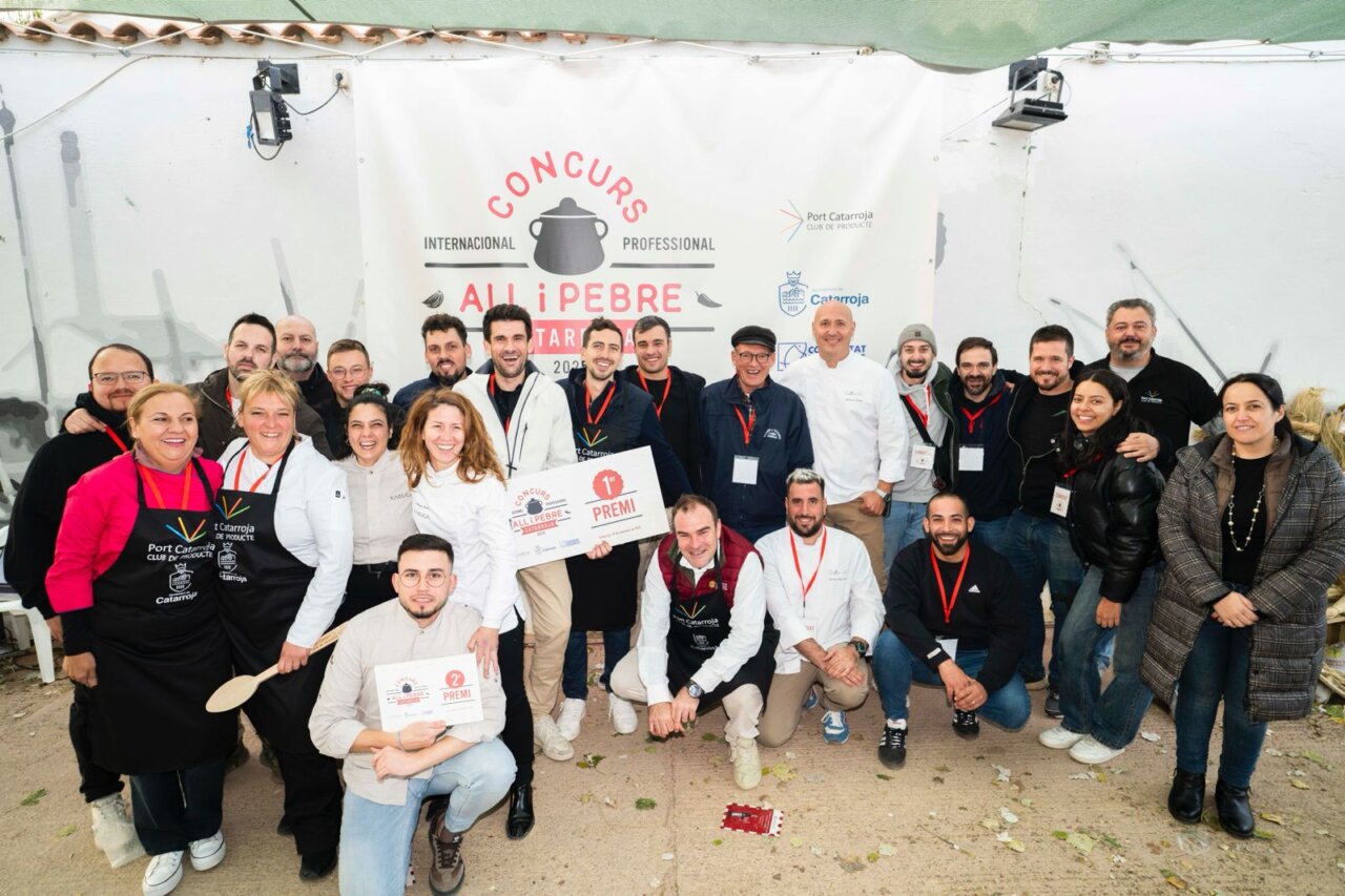 Grupo de chefs y participantes en el III Concurs Internacional d’All i Pebre en Catarroja