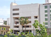 Edificio del Ayuntamiento de Paiporta con palmeras en primer plano