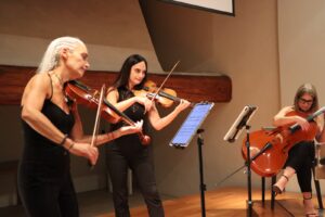 Músicos interpretando en el concierto homenaje a Ernest Lluch en Alaquàs.