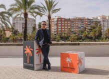 Alejandro Amenábar posando en la Mostra de València con palmeras al fondo