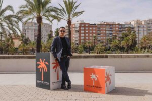 Alejandro Amenábar posando en la Mostra de València con palmeras al fondo