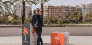 Alejandro Amenábar posando en la Mostra de València con palmeras al fondo