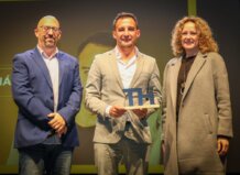 Alejandro Amenábar recibiendo el Premio Cónsul Honorario en Torrent