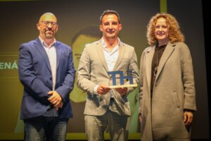 Alejandro Amenábar recibiendo el Premio Cónsul Honorario en Torrent