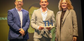 Alejandro Amenábar recibiendo el Premio Cónsul Honorario en Torrent