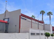 Almàssera licita las obras de derribo y mejora de los vestuarios del campo de futbol municipal Vista del edificio del polideportivo municipal en Almàssera