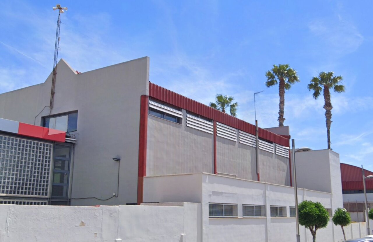 Vista del edificio del polideportivo municipal en Almàssera