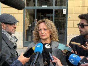 La alcaldesa de Torrent, Amparo Folgado, aborda la moción de censura en una rueda de prensa.