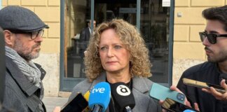 La alcaldesa de Torrent, Amparo Folgado, aborda la moción de censura en una rueda de prensa.