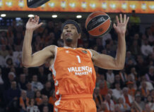 Jugador de Valencia Basket realizando un mate en el Roig Arena