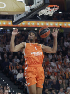 Jugador de Valencia Basket realizando un mate en el Roig Arena