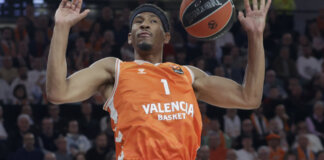 Jugador de Valencia Basket realizando un mate en el Roig Arena