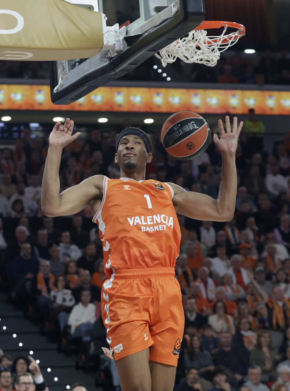Jugador de Valencia Basket realizando un mate en el Roig Arena