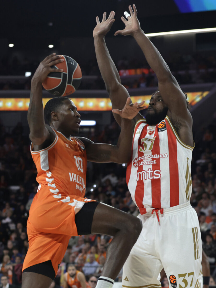 Jugador de Valencia Basket en acción durante un partido contra Estrella Roja.