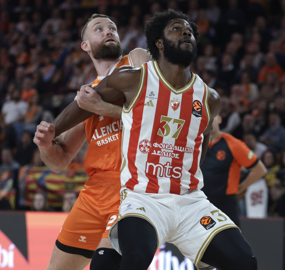 Jugadores de Valencia Basket y Estrella Roja compiten en un intenso partido.