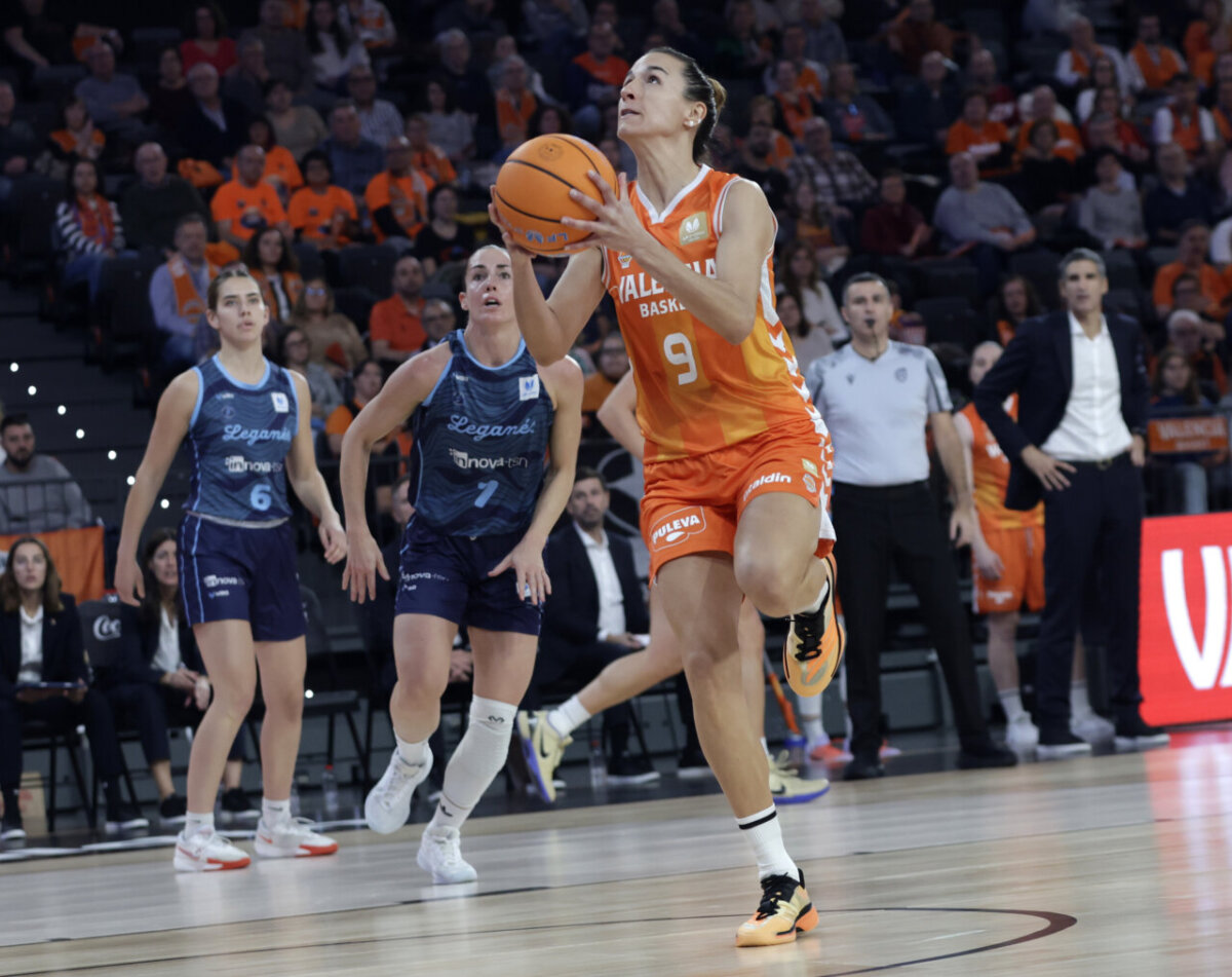 Jugadora de Valencia Basket lanzando a canasta durante un partido