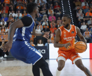 Jugador de Valencia Basket driblando el balón durante el partido