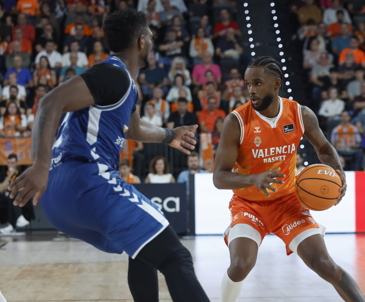 Jugador de Valencia Basket driblando el balón durante el partido