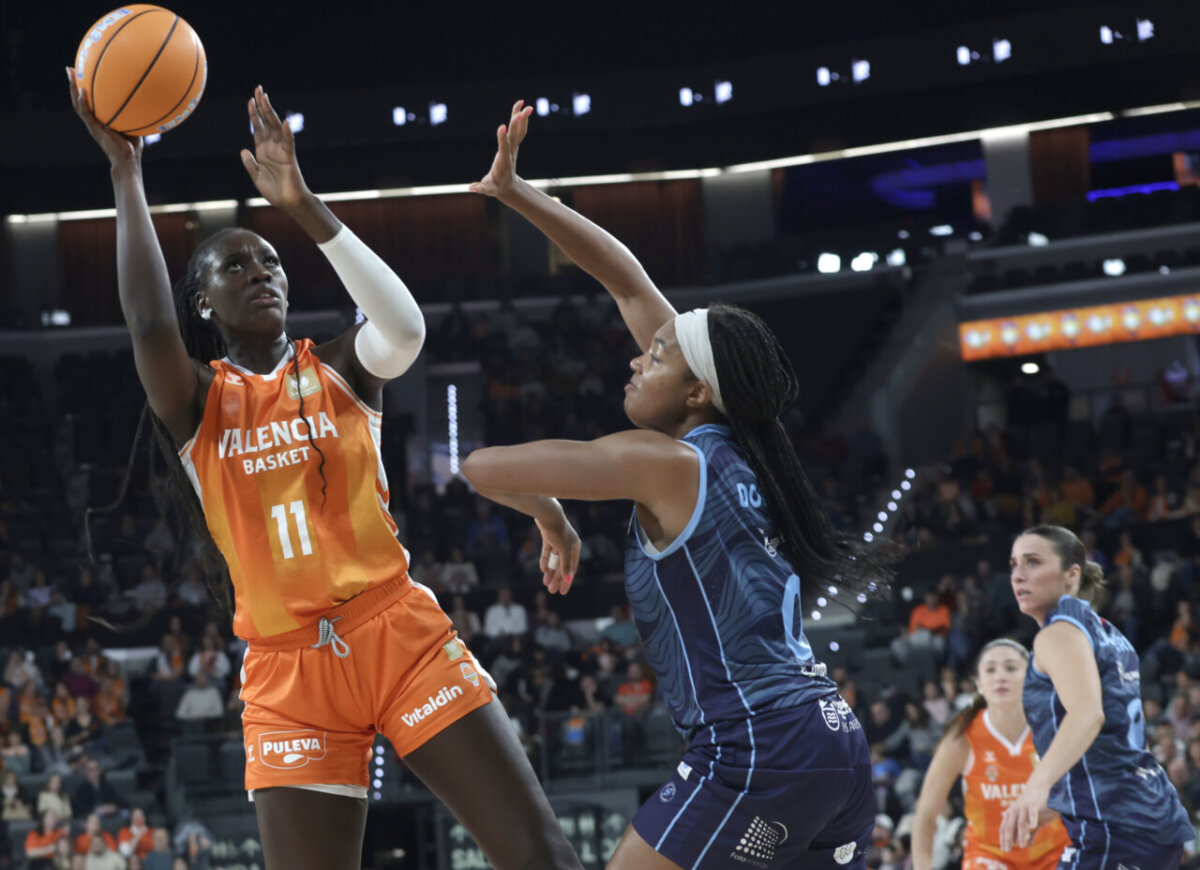 Jugadora de Valencia Basket lanzando a canasta durante un partido