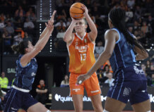 Jugadora de Valencia Basket lanzando a canasta durante un partido.