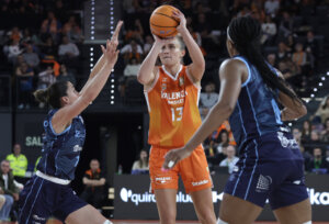 Jugadora de Valencia Basket lanzando a canasta durante un partido.