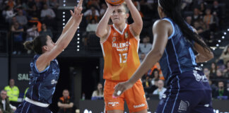Jugadora de Valencia Basket lanzando a canasta durante un partido.