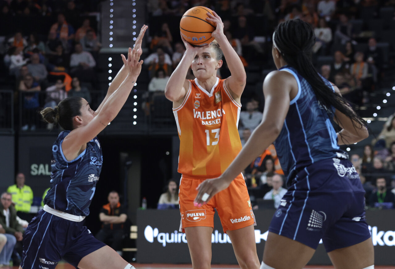 Jugadora de Valencia Basket lanzando a canasta durante un partido.