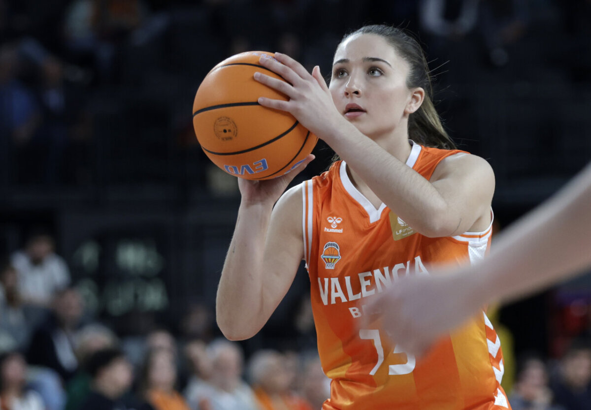 Jugadora de Valencia Basket lanzando un balón de baloncesto durante un partido
