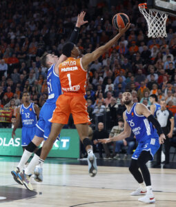 Jugador de Valencia Basket realizando un mate durante el partido contra Real Madrid