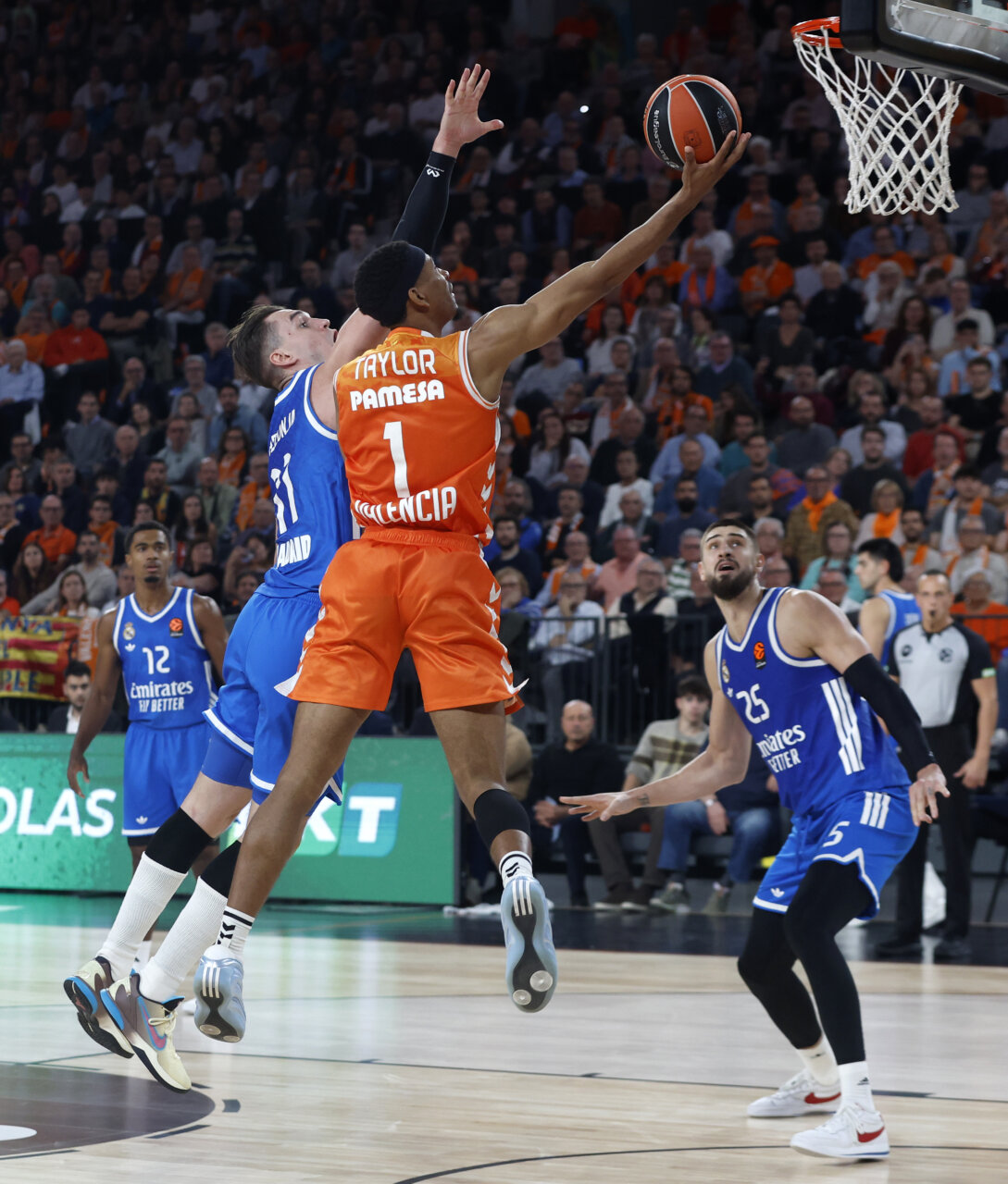 Jugador de Valencia Basket realizando un mate durante el partido contra Real Madrid