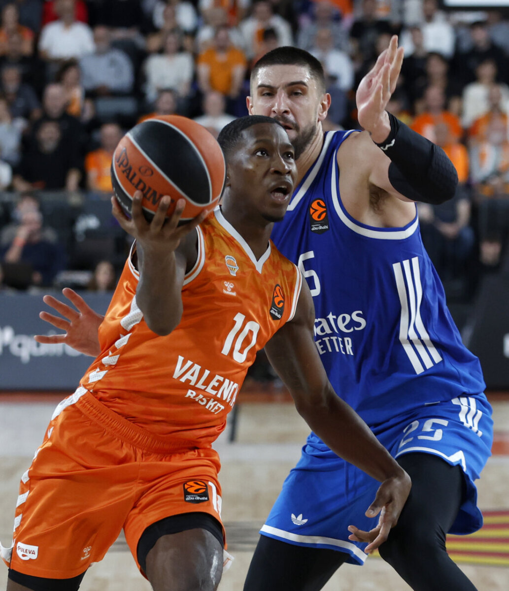 Jugador del Valencia Basket en acción durante un partido emocionante