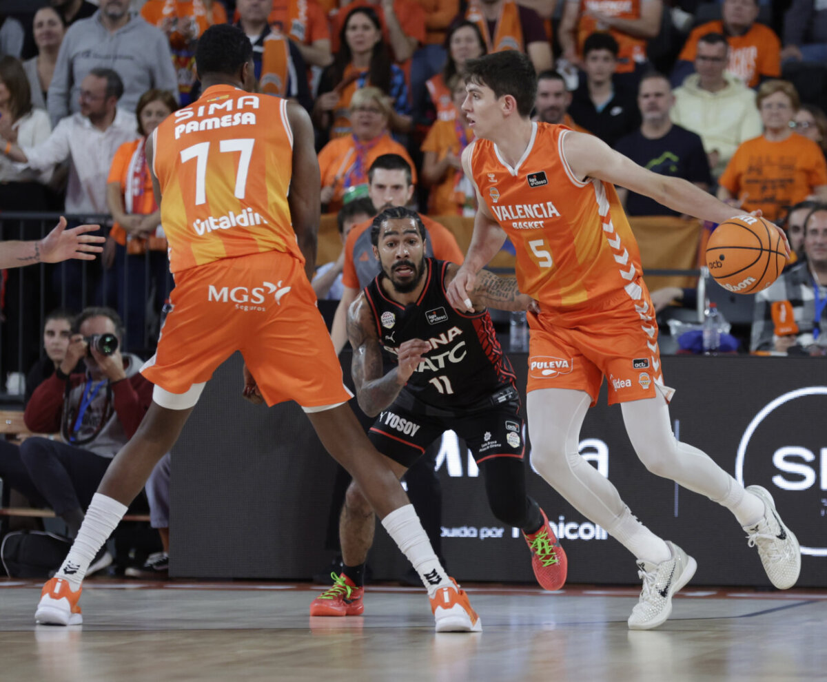 Jugadores de Valencia Basket en acción durante el partido contra Girona.