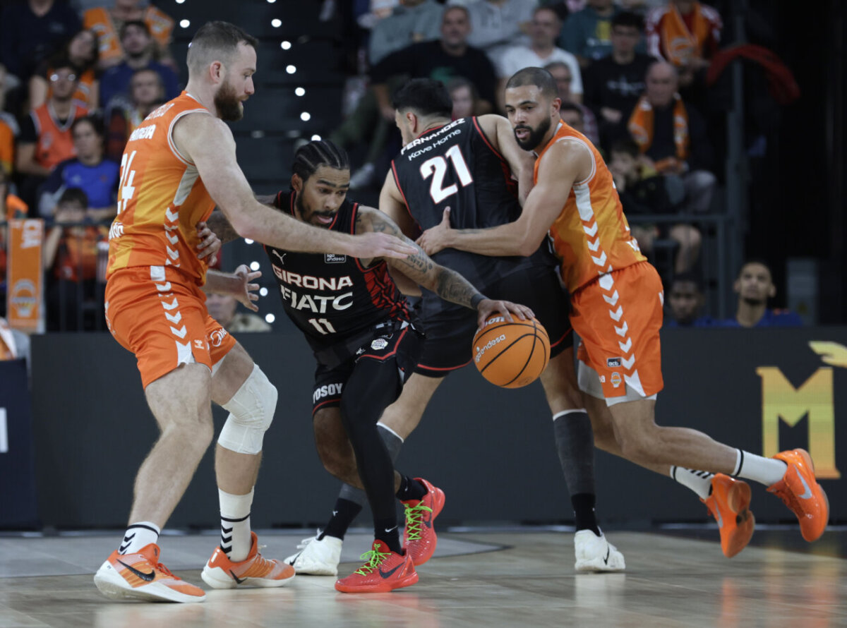 Jugadores de Valencia Basket y Bàsquet Girona compiten por el balón en el Roig Arena.