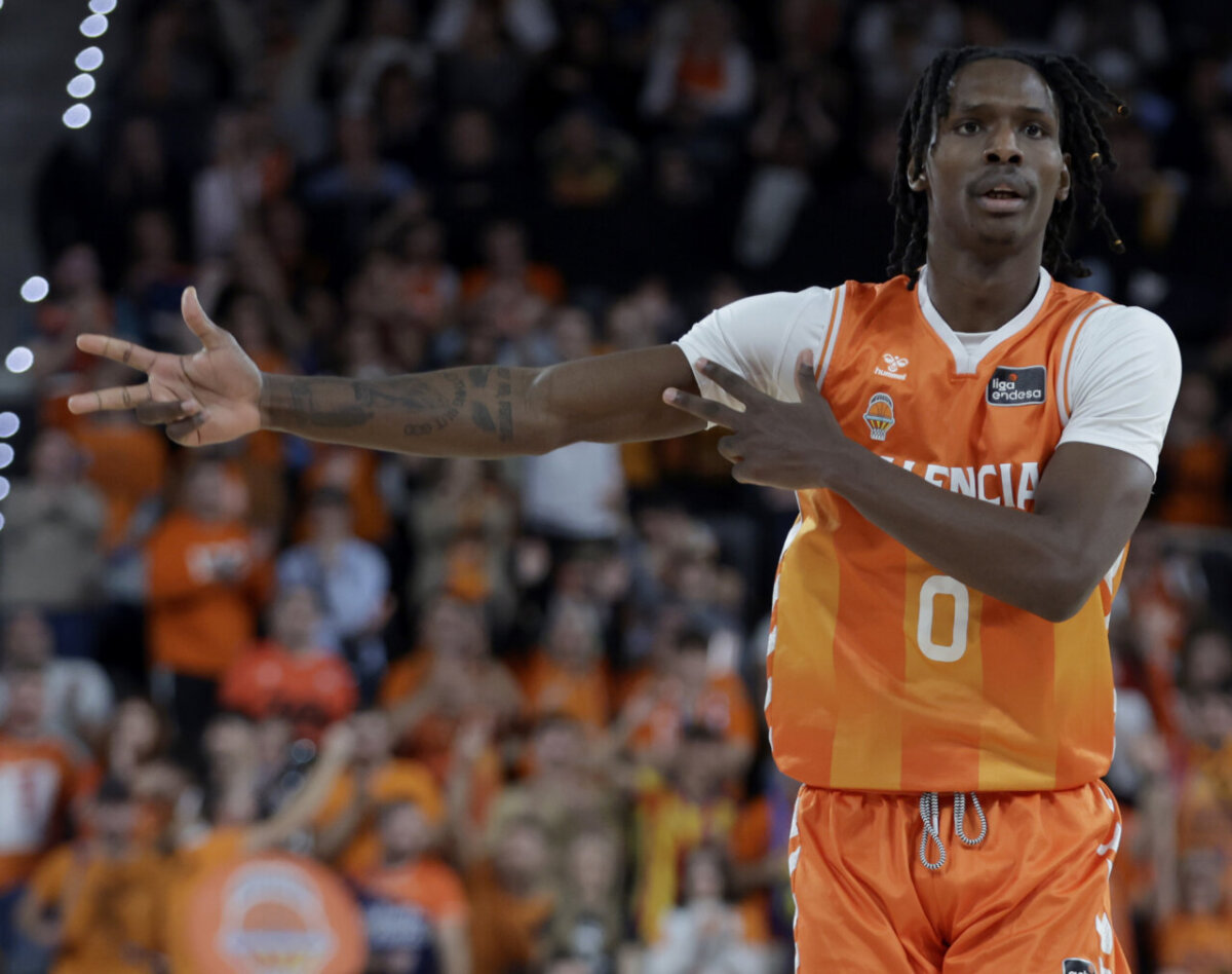 Jugador de Valencia Basket celebrando una victoria en el Roig Arena.