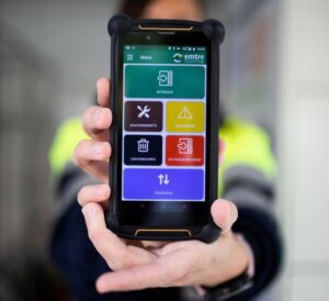 Persona mostrando la aplicación de EMTRE en un dispositivo móvil