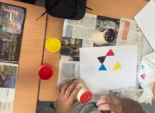 Estudiantes pintando en un aula compartida en Sedaví