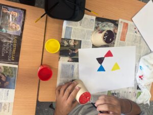 Estudiantes pintando en un aula compartida en Sedaví
