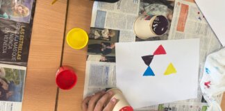 Estudiantes pintando en un aula compartida en Sedaví