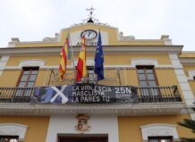 Fachada del Ayuntamiento de Burjassot con pancarta del 25N