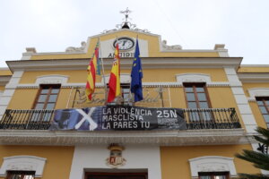 Fachada del Ayuntamiento de Burjassot con pancarta del 25N